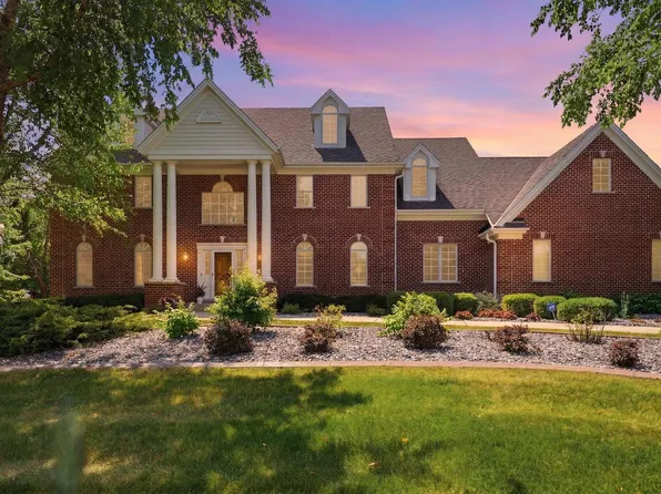 2125 Carriage Hills DRIVE, Delafield, WI 53018