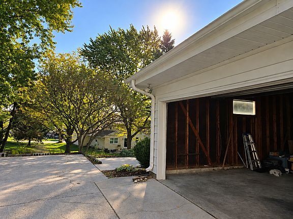 3rd image of 570 Meadow Ct