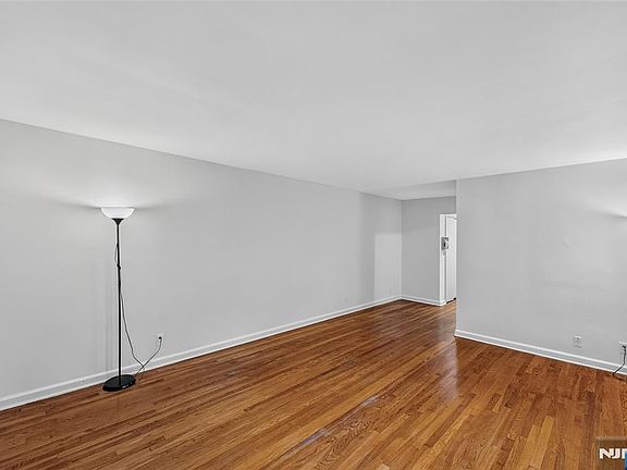 4th image of 2330 Linwood Ave APT 1C