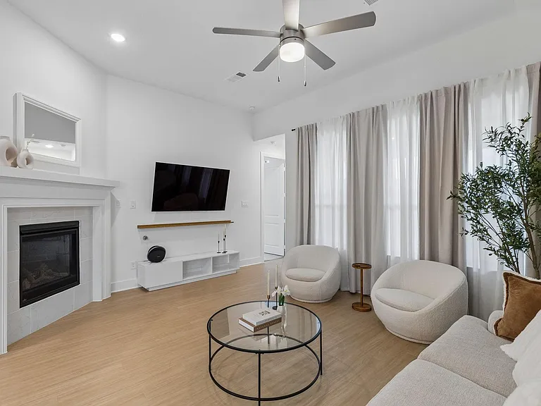 1613 Sandhill Ln — Photo 11