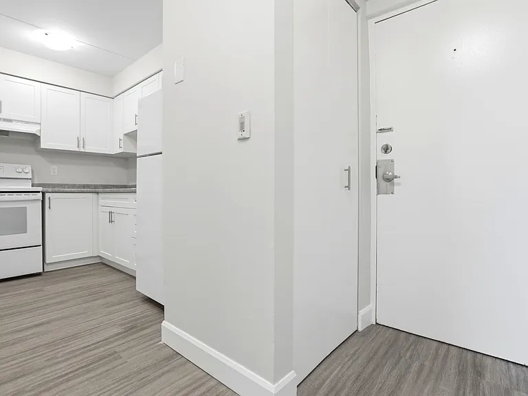 666 Chippawa St — Photo 15
