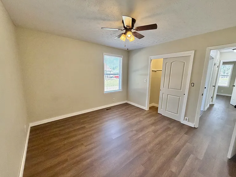 904 Race Dr — Photo 9