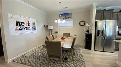 5 bed, 3.0 bath, 2272 sqft, $2,300 — Photo 2