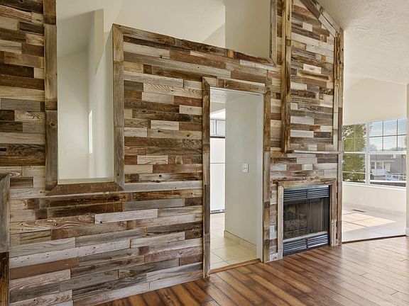 3rd image of 572 E Briarsprings Cir