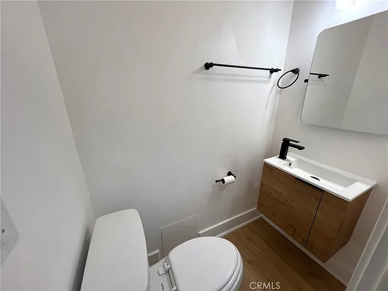 1557 W 36th Pl — Photo 13