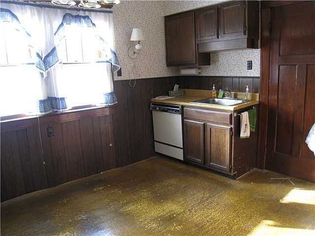 1st image of 221 Aurora St