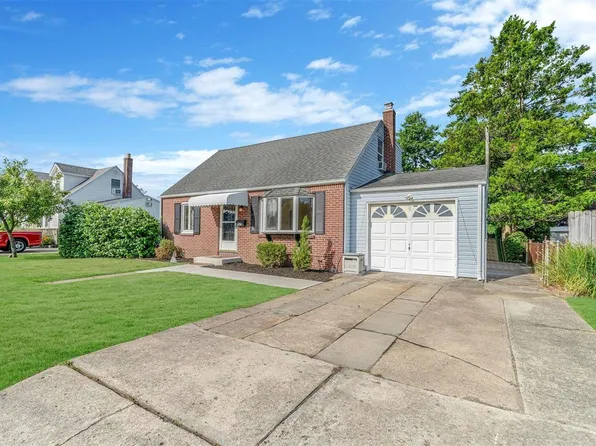517 S 7th Street, Lindenhurst, NY 11757