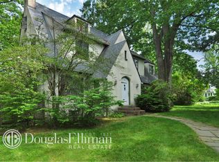 84 Maple Dr, Great Neck, NY 11021