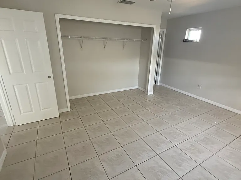 1025 SE 12th St #201 — Photo 4
