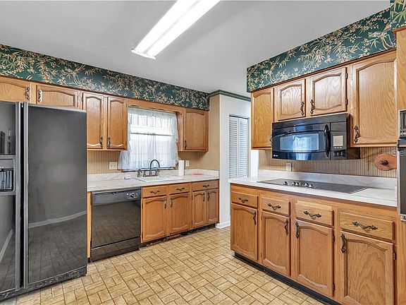 4th image of 8318 W Hiawatha St