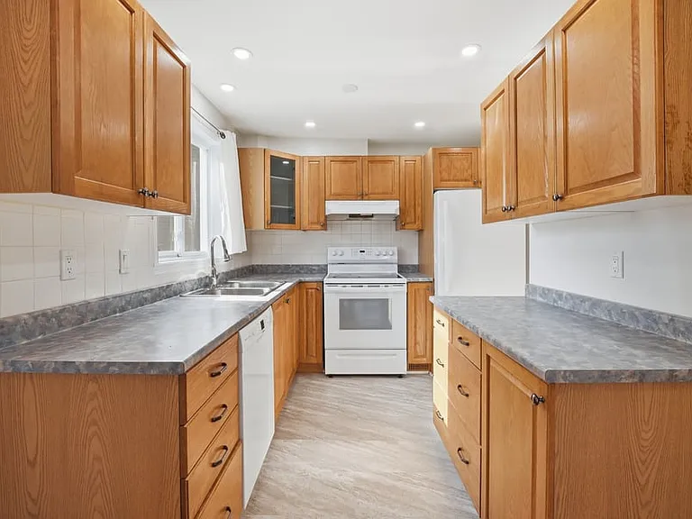 7922 Decarie Dr — Photo 5