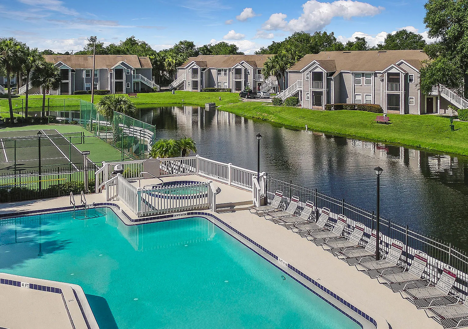 Colonial Pointe Apartments — Photo 3