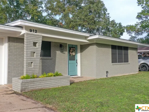 912 Roberts St, El Campo, TX 77437