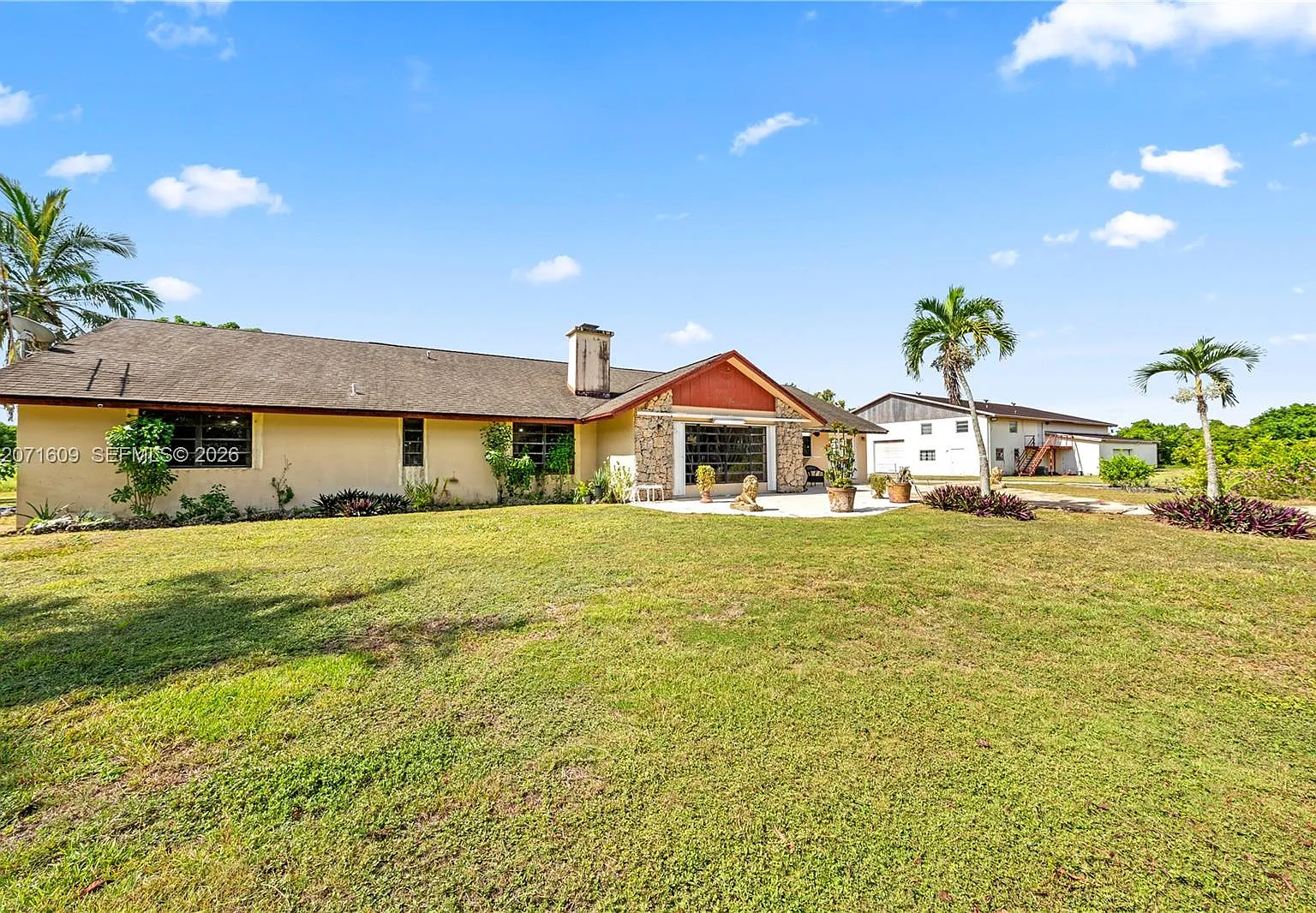 3 bed, 2.5 bath, 2841 sqft, $12,000 — Photo 1