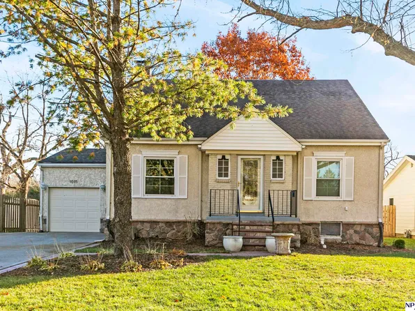 1015 N 83rd St, Omaha, NE 68114