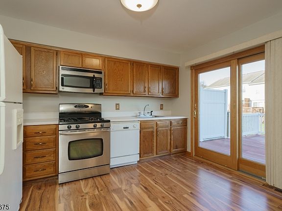 4th image of 11 Lakeview Ter