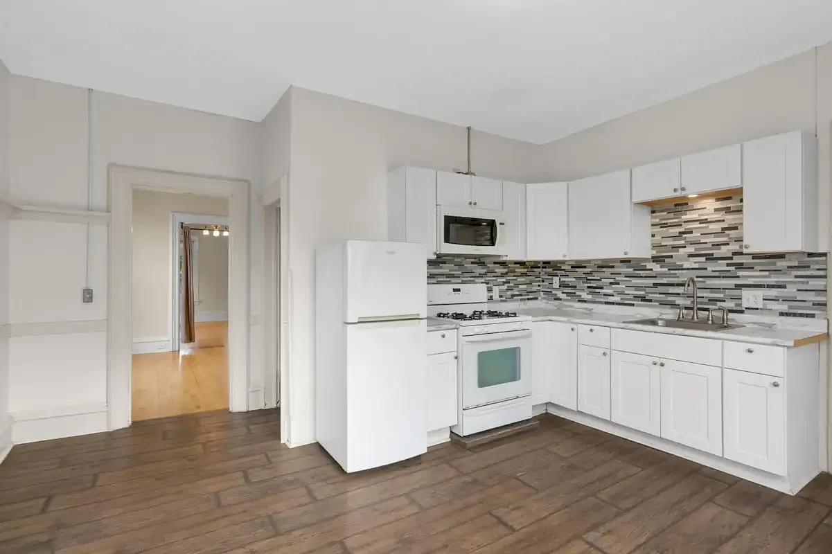 226 Gramercy Ave — Photo 4