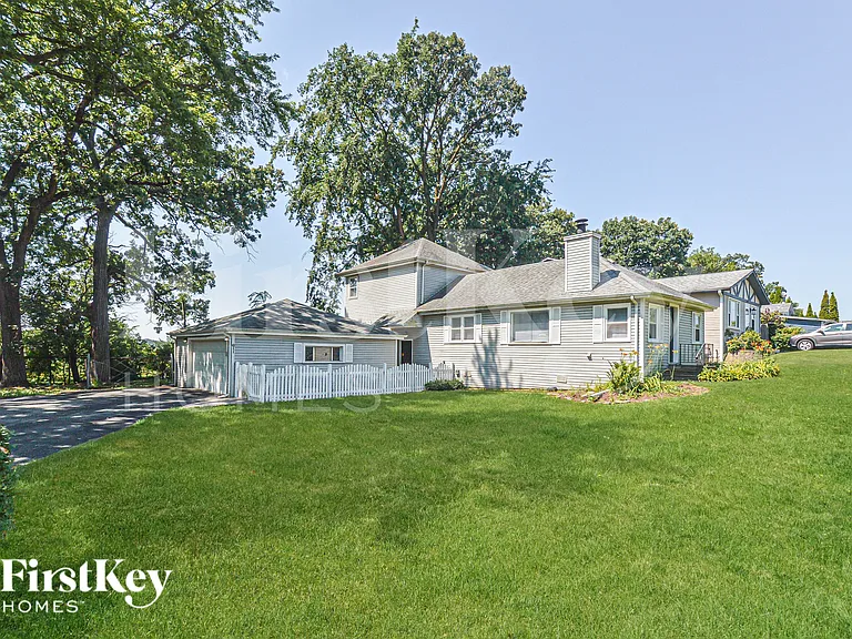 611 Oakwood Dr — Photo 2