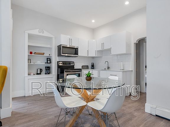 3rd image of 41 Welland Ave #Ave4