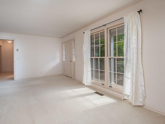 3rd image of 1915 Hamilton Dr