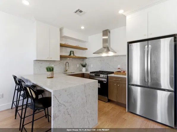113 Oak Street image 1 of 14