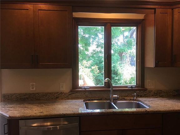 5th image of 1256 Meadowwood Dr
