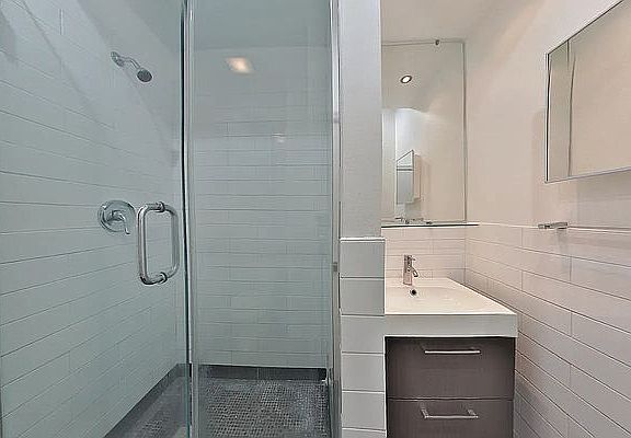 5th image of 526 W 46th St APT 3R