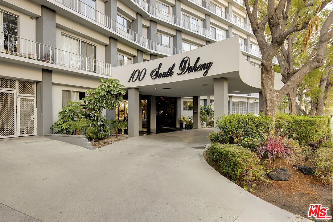 Building Photo - 100 S Doheny Dr #805