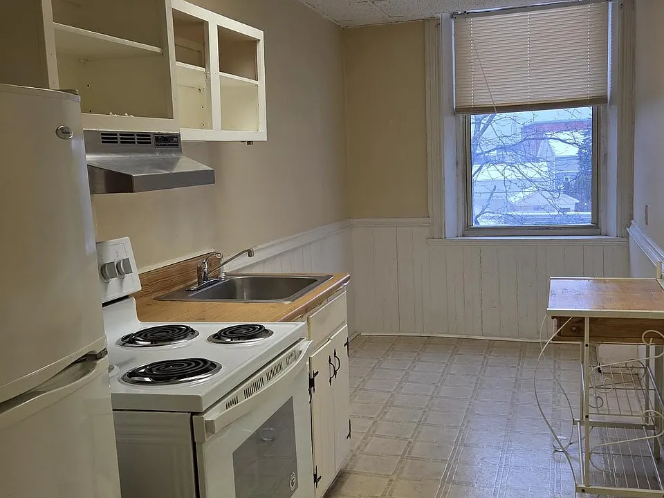 387 Main St #204