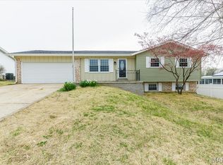 908 Crescent Dr, Saint Charles, MO