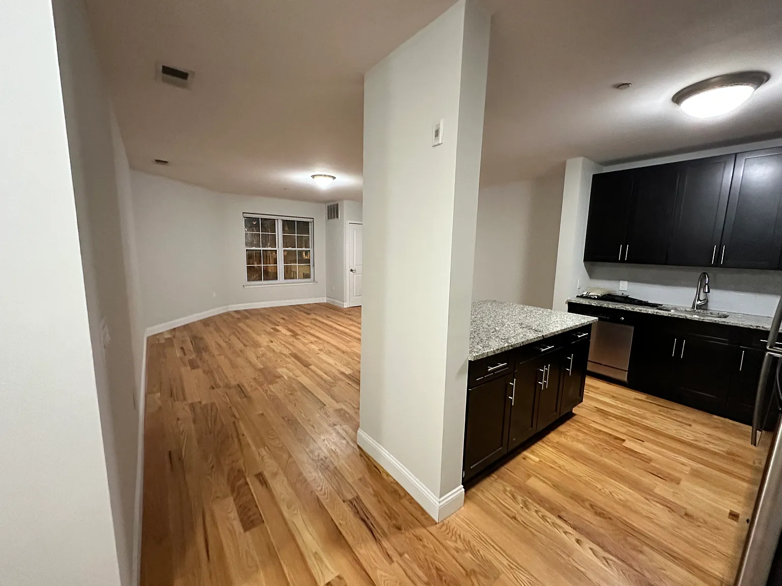 1 bed, 870 sqft, $2,300 — Photo 3