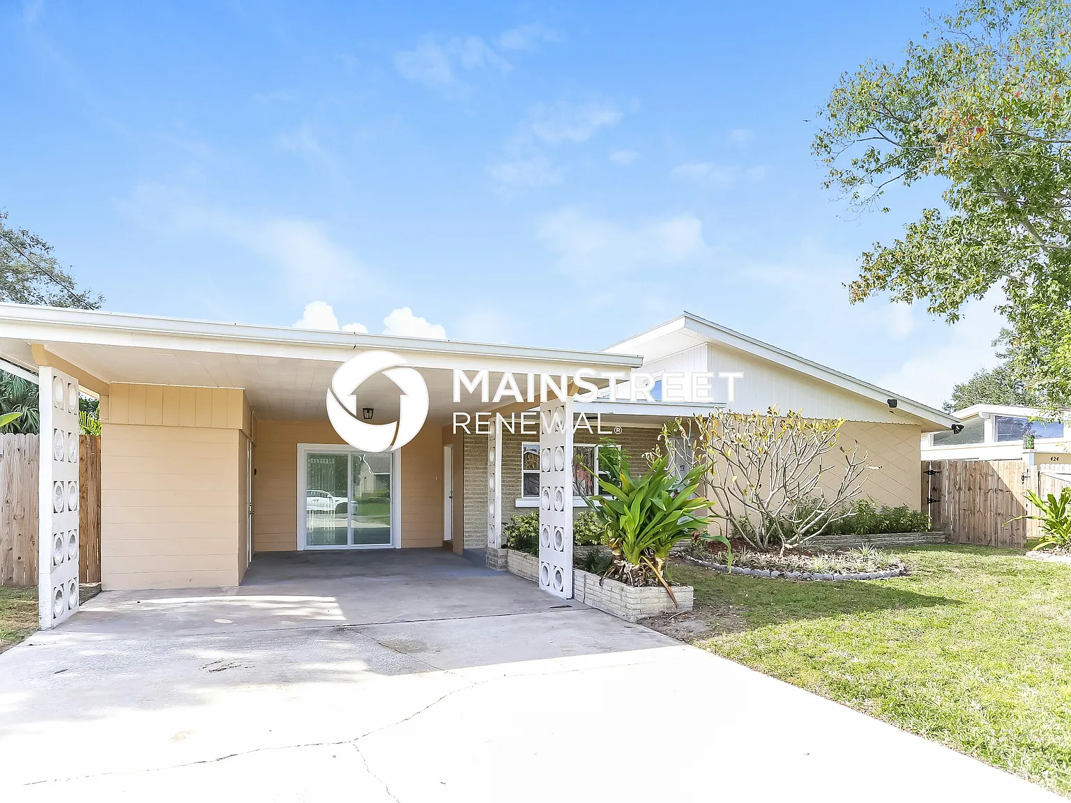 420 Flamingo Dr — Photo 1