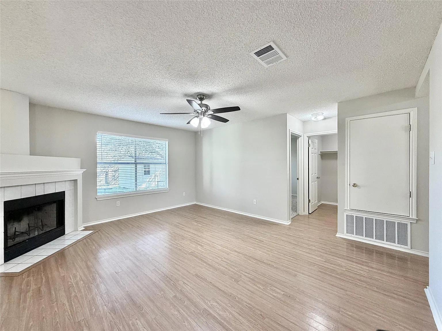 3 bed, 2.0 bath, 1463 sqft, $1,995 — Photo 3