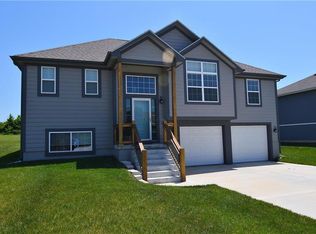 1319 S Delaware St, Tonganoxie, KS 66086