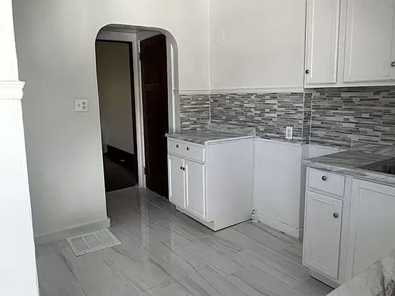 4th image of 2230 Salem Ave #1