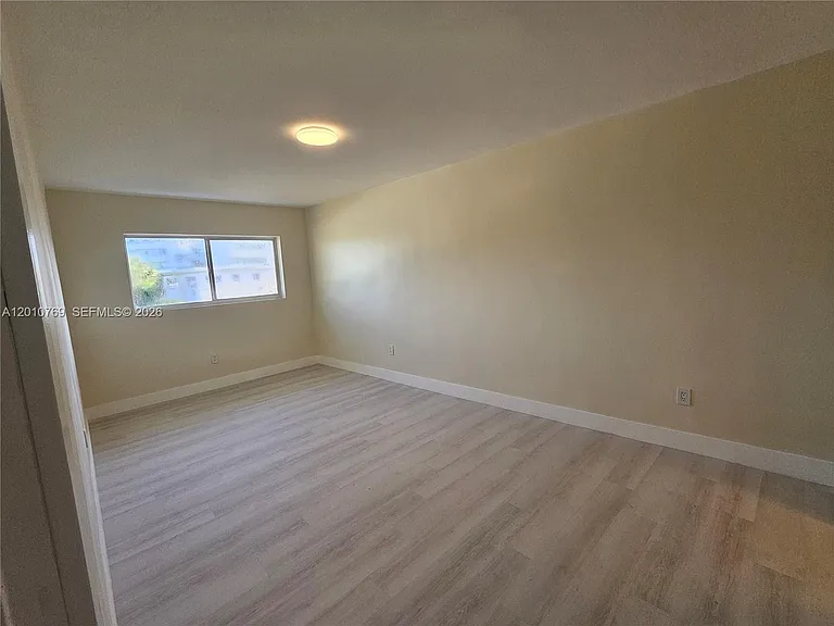 834 Raymond St — Photo 12
