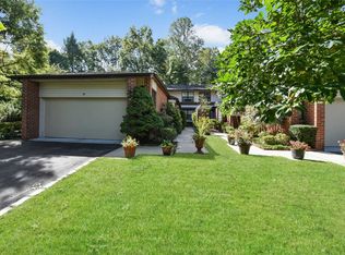 2 Aerie Ct, Manhasset, NY 11030