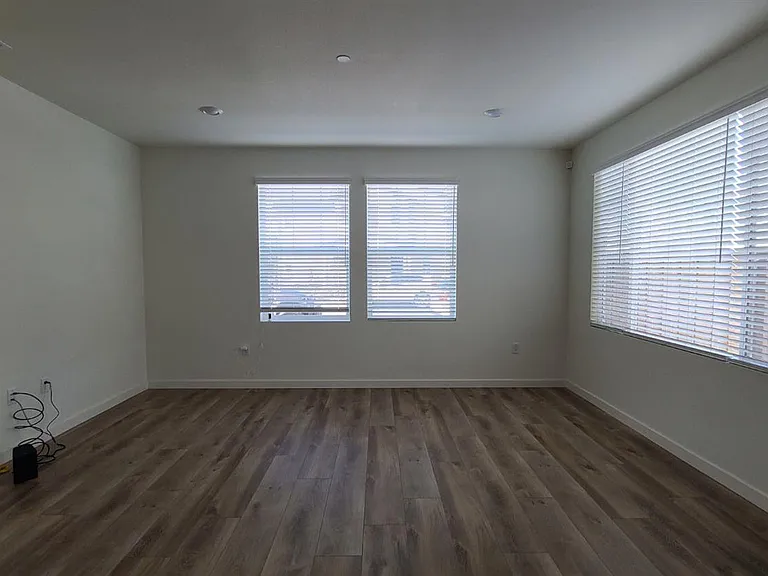 2402 Indigo Dr — Photo 2