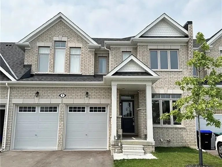 7 Bianca Cres — Photo 1