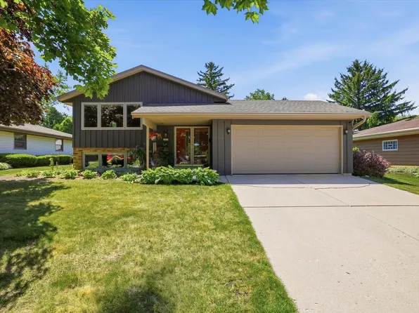 6085 Trail Ridge DRIVE, Greendale, WI 53129