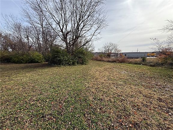 5th image of 1013 N Old Missouri Rd