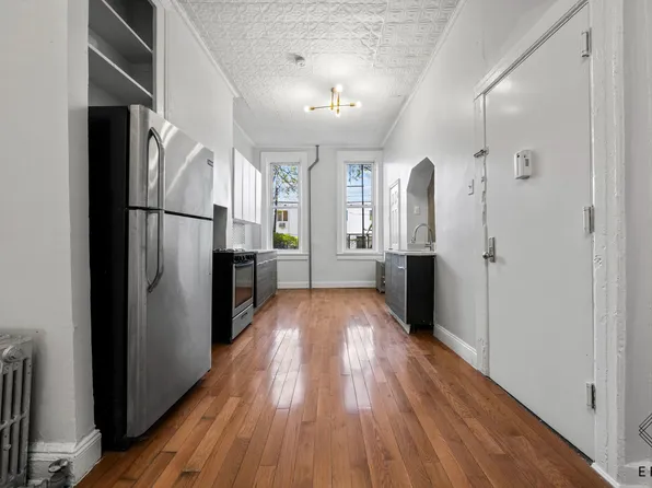 745 Park Avenue image 1 of 13