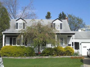 54 Oriole Rd, Levittown, NY 11756