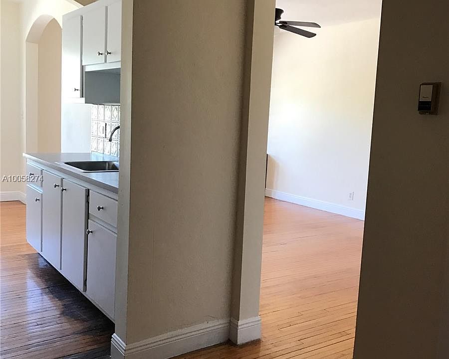 2nd image of 708 W 51st St