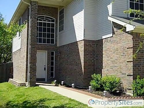 3rd image of 2207 Brookview Dr