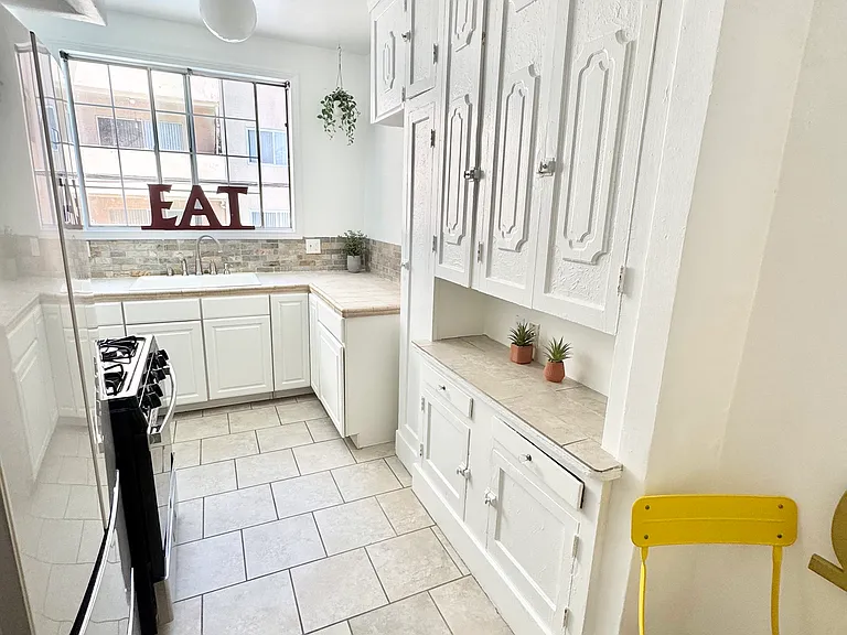 1758 Winona Blvd #6 — Photo 7