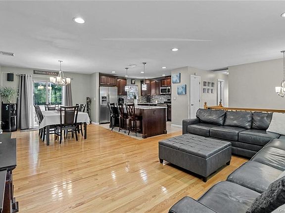5th image of 304 Teal Ct