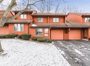 17 Treetop Dr, Fairport, NY 14450