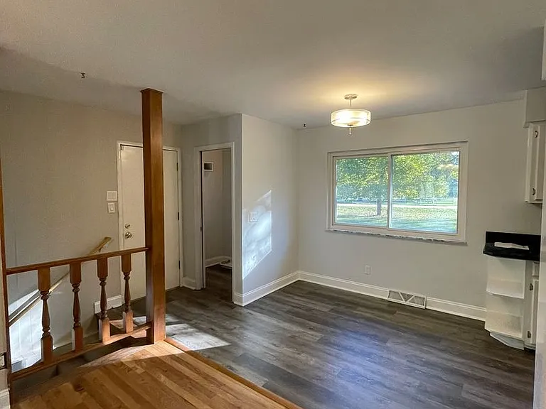 3212 Charing Cross Rd — Photo 33