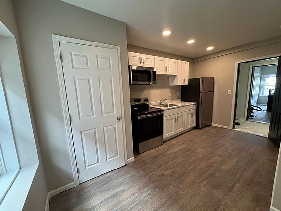 2nd image of 119 W 39th St #D4e4d7d2a